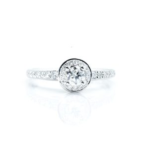 Round cut engagement ring